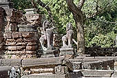 Preah Khan temple - raised terrace, stone lions